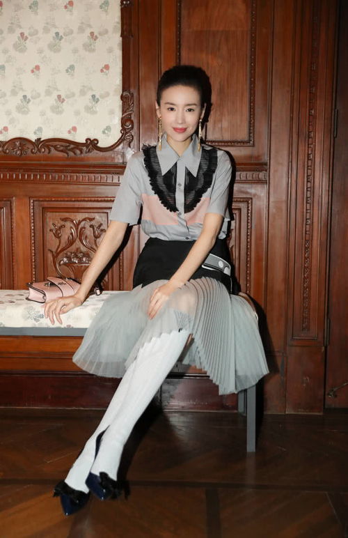 董潔一襲白裙,39歲看著更像19歲少女,側(cè)顏太精致了