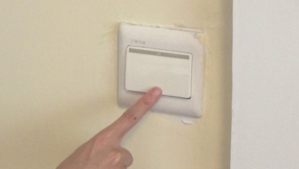 家里開(kāi)關(guān)臟了怎么辦？媽媽教我這一招，輕輕一抹就干凈，告別安全隱患！